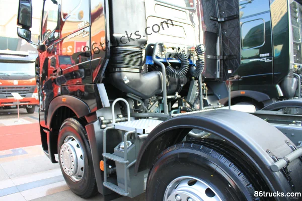 Sinotruk HOWO A7 Series Heavy Truck 340 hp 6X2(8 wheels) Tractor Truck Chassis (2) | 86Trucks