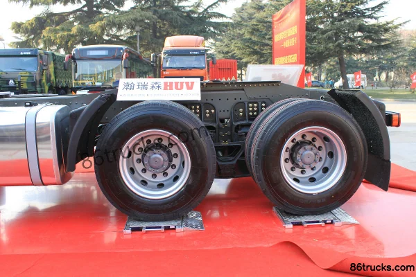 Sinotruk HOWO Heavy Truck 336 hp 6X4(10 wheels) Tractor Truck (Lightweight) Cab (2) | 86Trucks