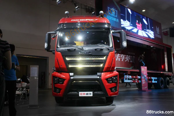 Sinotruk Weilong Heavy Truck 420hp 6X4(10 wheels) Tractor Truck Exterior (2) | 86Trucks