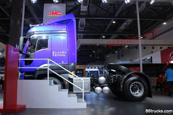 Sinotruk Weilong 365hp 4X2(6 wheels) tractor truck Exterior (3) | 86Trucks