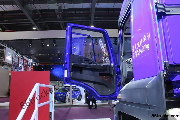 Sinotruk Weilong 365hp 4X2(6 wheels) tractor truck Cab (1) | 86Trucks