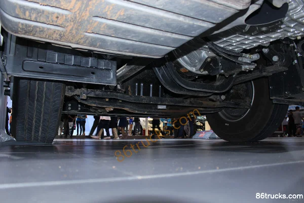 Sinotruk Weilong 365hp 4X2(6 wheels) tractor truck Chassis (3) | 86Trucks