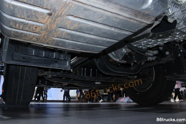 Sinotruk Weilong 365hp 4X2(6 wheels) tractor truck Chassis (2) | 86Trucks