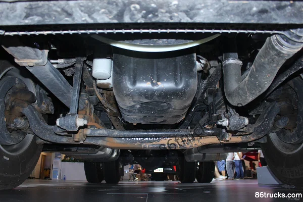 Sinotruk Weilong 365hp 4X2(6 wheels) tractor truck Chassis (1) | 86Trucks