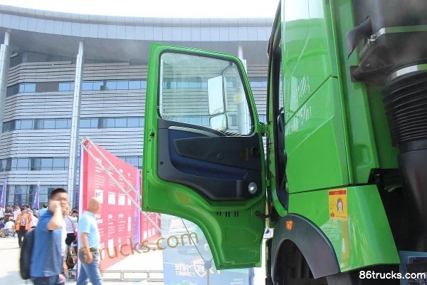 Sinotruk HOWO T6G Heavy Truck 380 hp 8X4(12 wheels) Dump Truck (Construction Truck) Cab (1) | 86Trucks