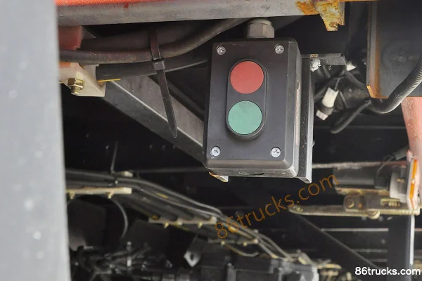 Dongfeng Commercial Vehicle Jiayun 210hp 4X2(6 wheels) 9.6m Wing Opening Box Cargo Truck Cab (2) | 86Trucks