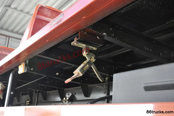 Dongfeng Commercial Vehicle Jiayun 210hp 4X2(6 wheels) 9.6m Wing Opening Box Cargo Truck Cab (3) | 86Trucks