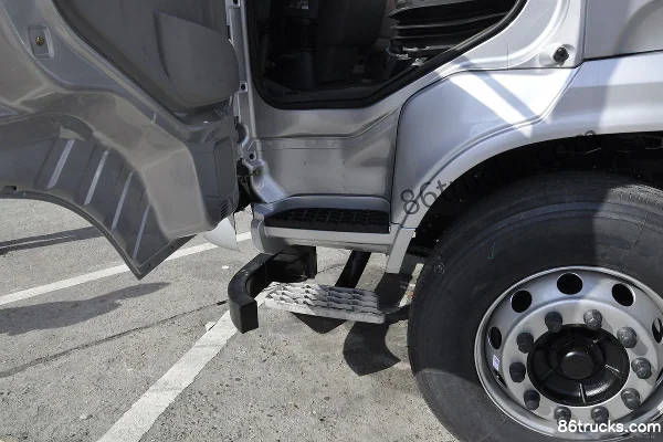 Dongfeng Commercial Vehicle Jiayun 210hp 4X2(6 wheels) Cargo Truck Chassis Cab (1) | 86Trucks
