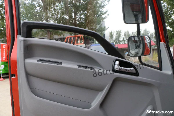 Sinotruk HOWO Tongshuai Chaoneng Edition 160 hp 4X2(6 wheels) 4.15m Single Row Stake Light Truck Cab (3) | 86Trucks