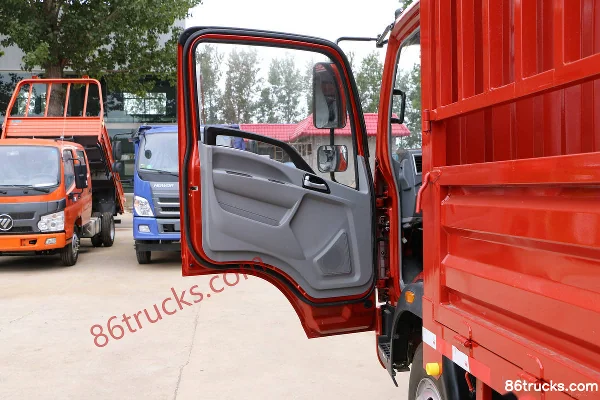 Sinotruk HOWO Tongshuai Chaoneng Edition 160 hp 4X2(6 wheels) 4.15m Single Row Stake Light Truck Cab (2) | 86Trucks