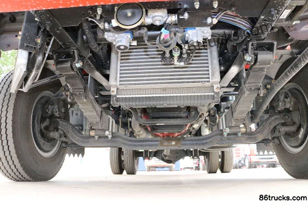 Sinotruk HOWO Tongshuai Chaoneng Edition 160 hp 4X2(6 wheels) 4.15m Single Row Stake Light Truck Chassis (1) | 86Trucks