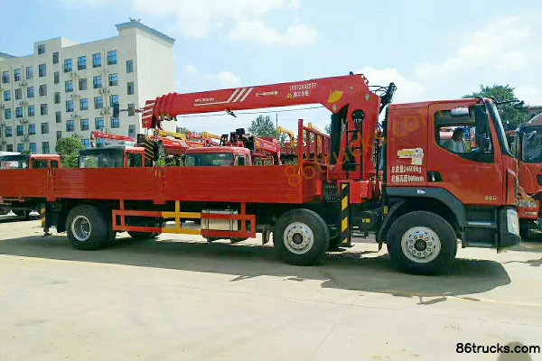 DongfengLiuqi Chenglong M3 camion avec grue auxiliaire 220 ch 6X2(8 roues) Extérieur (2) | 86Trucks