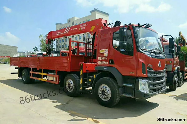 DongfengLiuqi Chenglong M3 camion avec grue auxiliaire 220 ch 6X2(8 roues) Extérieur (3) | 86Trucks