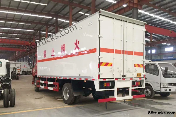 Dongfeng Liuqi New Chenglong M3 180hp 4X2(6 wheels) Corrosive Goods Van Truck (Runzhixing Brand) Exterior (3) | 86Trucks