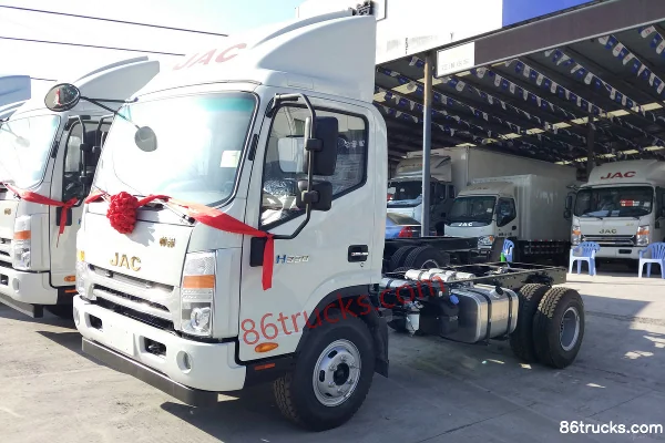 JAC Shuailing H330 154hp 4X2(6 wheels) 4.12m single-row off-road box van light truck chassis Exterior (2) | 86Trucks