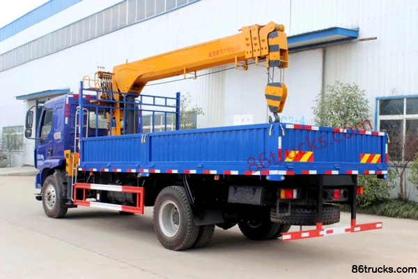 Dongfeng Liuqi Chenglong M3 200 hp 4X2(6 wheels) Truck-mounted Crane Exterior (3) | 86Trucks