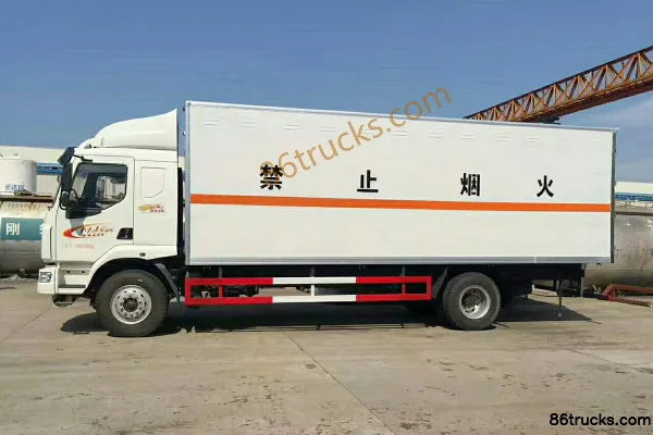 Dongfeng Liuqi Chenglong M3 180 hp 4X2(6 wheels) Flammable Liquid Van Truck (Runzhixing Brand) Exterior (2) | 86Trucks