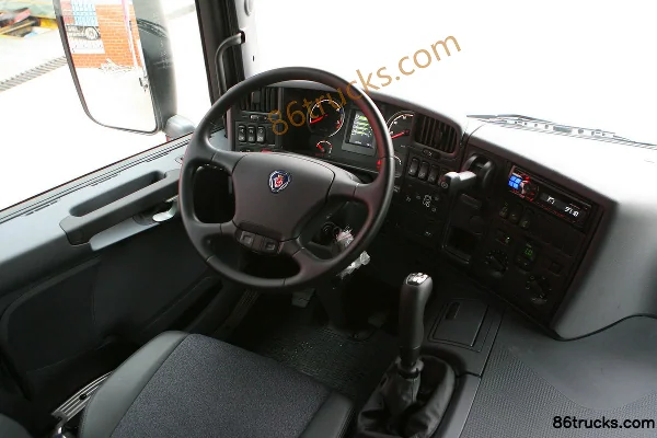 Scania série P camion lourd 320 ch 6X2(8 roues) tracteur routier (modèle P 320 6x2) Cabine (2) | 86Trucks