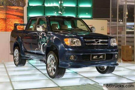 Zhongxing Weihu Super Luxury Edition 2.5L Diesel 4WD Double Cab Pickup Exterior (3) | 86Trucks