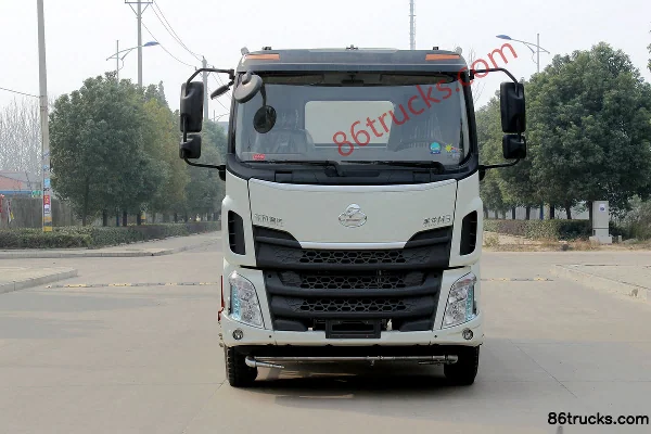 Dongfeng Liuqi New Chenglong M3 180 hp 4X2(6 wheels) Water Sprinkler Truck (Chengliwei Brand) Exterior (2) | 86Trucks