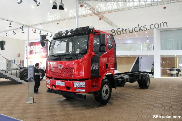 FAW Jiefang J6L Medium Truck 180 hp 4X2(6 wheels) 6.8m Side Panel Cargo Truck Exterior (3) | 86Trucks