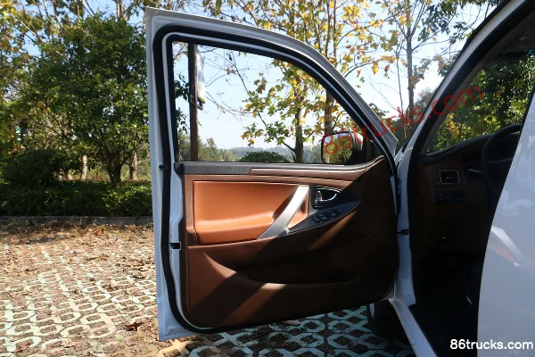 Qiling Auto T100 Luxury Edition 2.2L Gasoline 2WD Double-row Pickup Truck Chassis (1) | 86Trucks