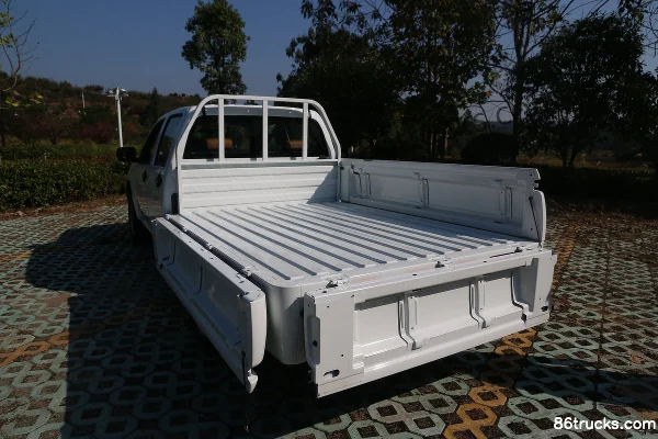 Qiling Auto T100 Luxury Edition 2.2L Gasoline 2WD Double-row Pickup Truck Official Photos (3) | 86Trucks