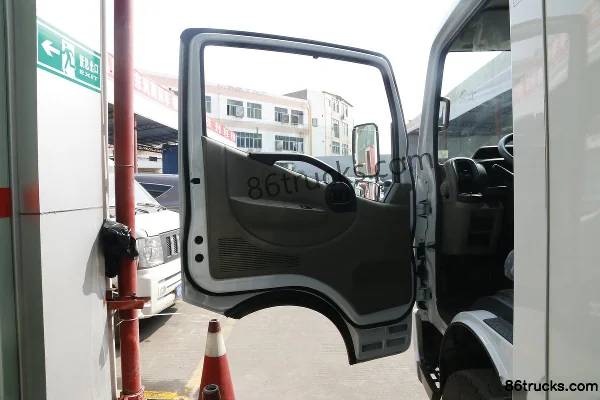 Dongfeng Electric Capt EV300 4.5T 4.13m Single Row Pure Electric Van Light Truck 99.8kWh 4X2(6 wheels) Interior (2) | 86Trucks