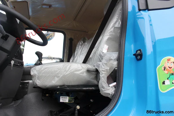 Dongfeng Jingying Light Cargo Feeder Transport Edition 220hp 4X2(6 wheels) tractor truck (EQ4160VF) Cab (3) | 86Trucks