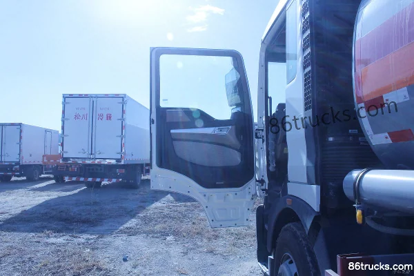 Sinotruk HOWO T5G 210hp 4X2(6 wheels) fuel tanker truck (Xingshi brand) Cab (1) | 86Trucks