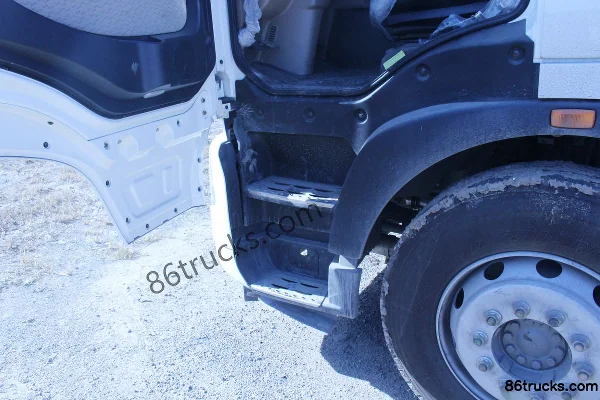 Sinotruk HOWO T5G 210hp 4X2(6 wheels) fuel tanker truck (Xingshi brand) Cab (3) | 86Trucks