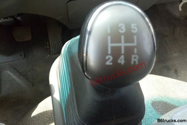 Tangjun Ouling K3 série 110 ch 4X2(6 roues) camion léger à ridelles 3,88 m cabine demi-avancée (3) | 86Trucks