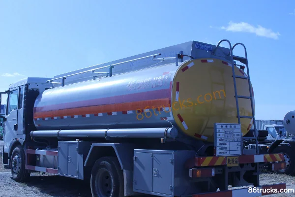 Sinotruk HOWO T5G 210hp 4X2(6 wheels) fuel tanker truck (Xingshi brand) Body (3) | 86Trucks
