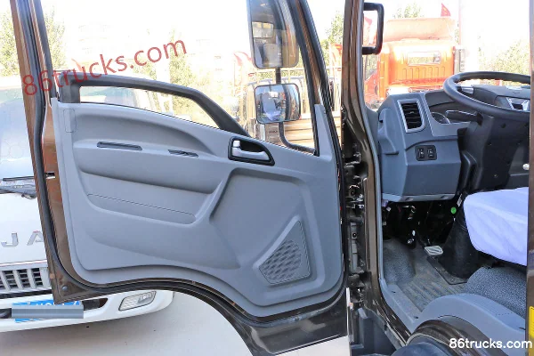 Sinotruk HOWO Hanjiang 143 hp 4X2(6 wheels) 4.165m single-row flatbed light truck Cab (1) | 86Trucks