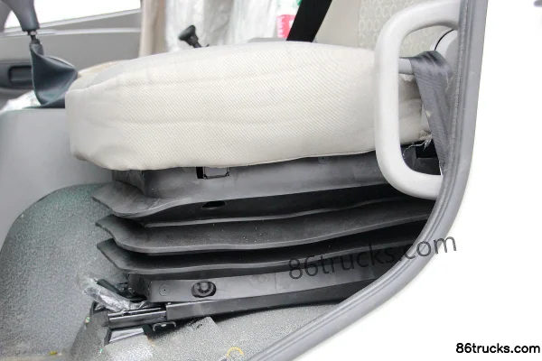 Dongfeng Commercial Vehicle Tianjin Medium Truck 292 hp 6X2(8 wheels) Car Carrier Truck Cab (3) | 86Trucks
