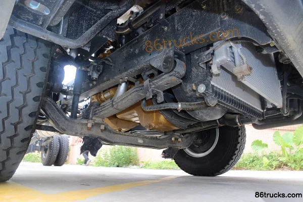 Dongfeng Liuqi Chenglong L3 160 ch 4X2(6 roues) châssis de camion porteur à plateaux 5,8 m cabine demi-avancée (1) | 86Trucks