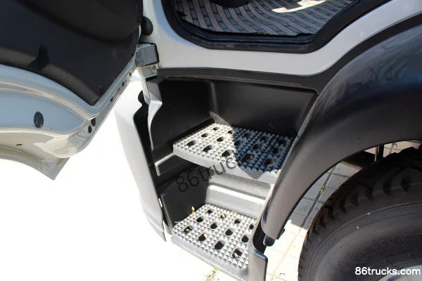 IVECO Eurocargo Series Heavy Truck 251 hp 4X2(6 wheels) Single Row Cargo Truck Chassis Cab (2) | 86Trucks