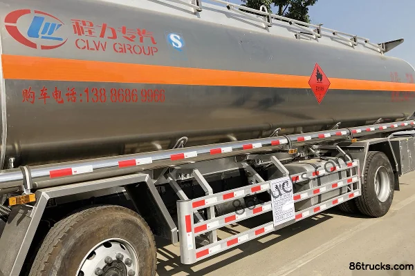 Foton Auman ETX 270hp 6X4(10 wheels) Fuel Tanker Truck (Chengliwei Brand) Exterior (3) | 86Trucks