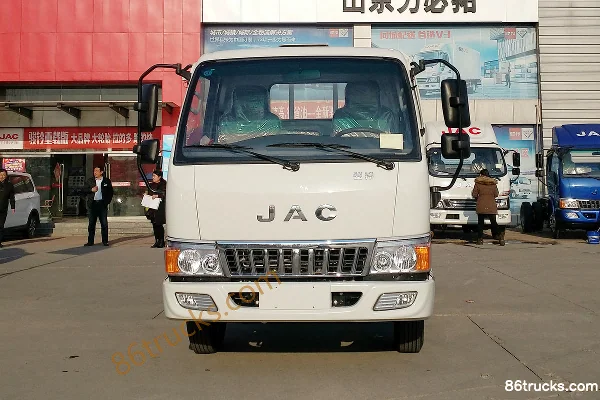 JAC Junling E3 102hp 4X2(6 wheels) 3.37m semi-row flatbed light truck Exterior (2) | 86Trucks
