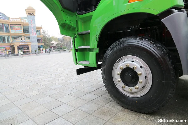 FAW Jiefang Qingdao Tian V poids lourd 350 ch 8X4(12 roues) camion benne 6,8 m Cabine (1) | 86Trucks