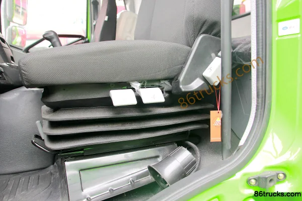 FAW Jiefang J6P Heavy Truck 370hp 8X4(12 wheels) 7.6m Dump Truck (Flat Front) Cab (2) | 86Trucks