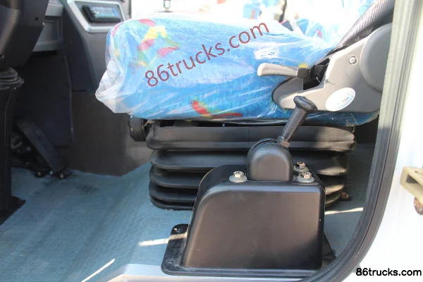 Dongfeng 115 hp van truck Cab (3) | 86Trucks