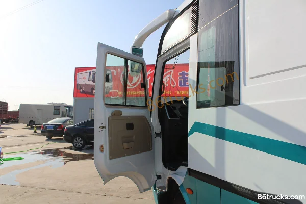 Dongfeng 115 hp van truck Cab (1) | 86Trucks