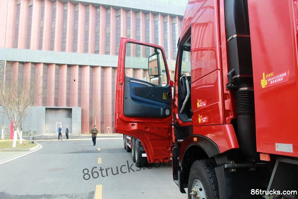 Sinotruk HOWO T7H Heavy Truck 540 hp 8X4(12 wheels) 8.8m Dump Truck Cab (1) | 86Trucks