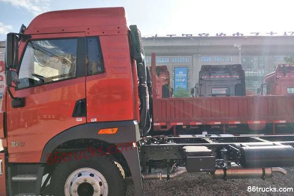 FAW Jiefang Qingdao Long VH Medium Truck 180hp 4X2(6 wheels) 6.75m Flatbed Cargo Truck Chassis Exterior (3) | 86Trucks