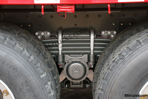 Sinotruk Haohan J7G heavy truck lightweight version 400 hp 8X4(12 wheels) 9.6m LNG cargo truck Cab (3) | 86Trucks