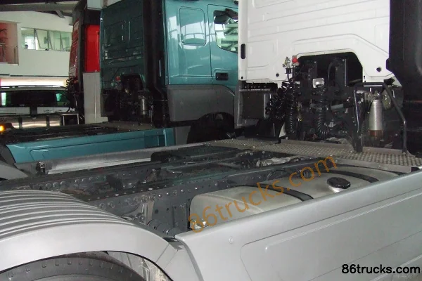 Mercedes-Benz Axor heavy truck 400 hp 4X2(6 wheels) tractor truck (model 1840) Cab (3) | 86Trucks