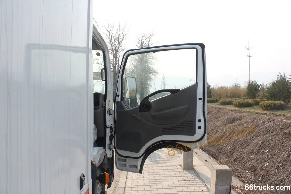 Zhengzhou Nissan Capstar 140hp 4X2(6 wheels) 4.1m single-row van light truck (long wheelbase) Cab (2) | 86Trucks