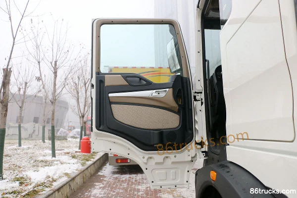 Sinotruk HOWO T5G Heavy Truck 25T 6X4(10 wheels) Electric Tractor Truck 374.65kWh Cab (1) | 86Trucks