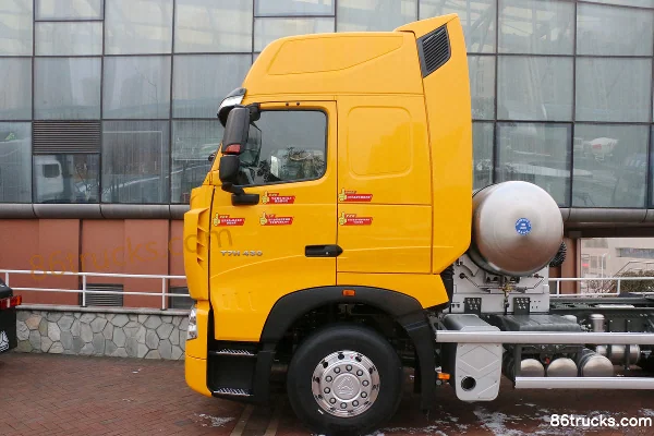 Sinotruk HOWO T7H tracteur routier LNG 430 ch 4X2(6 roues) version express haute efficacité Cabine (2) | 86Trucks